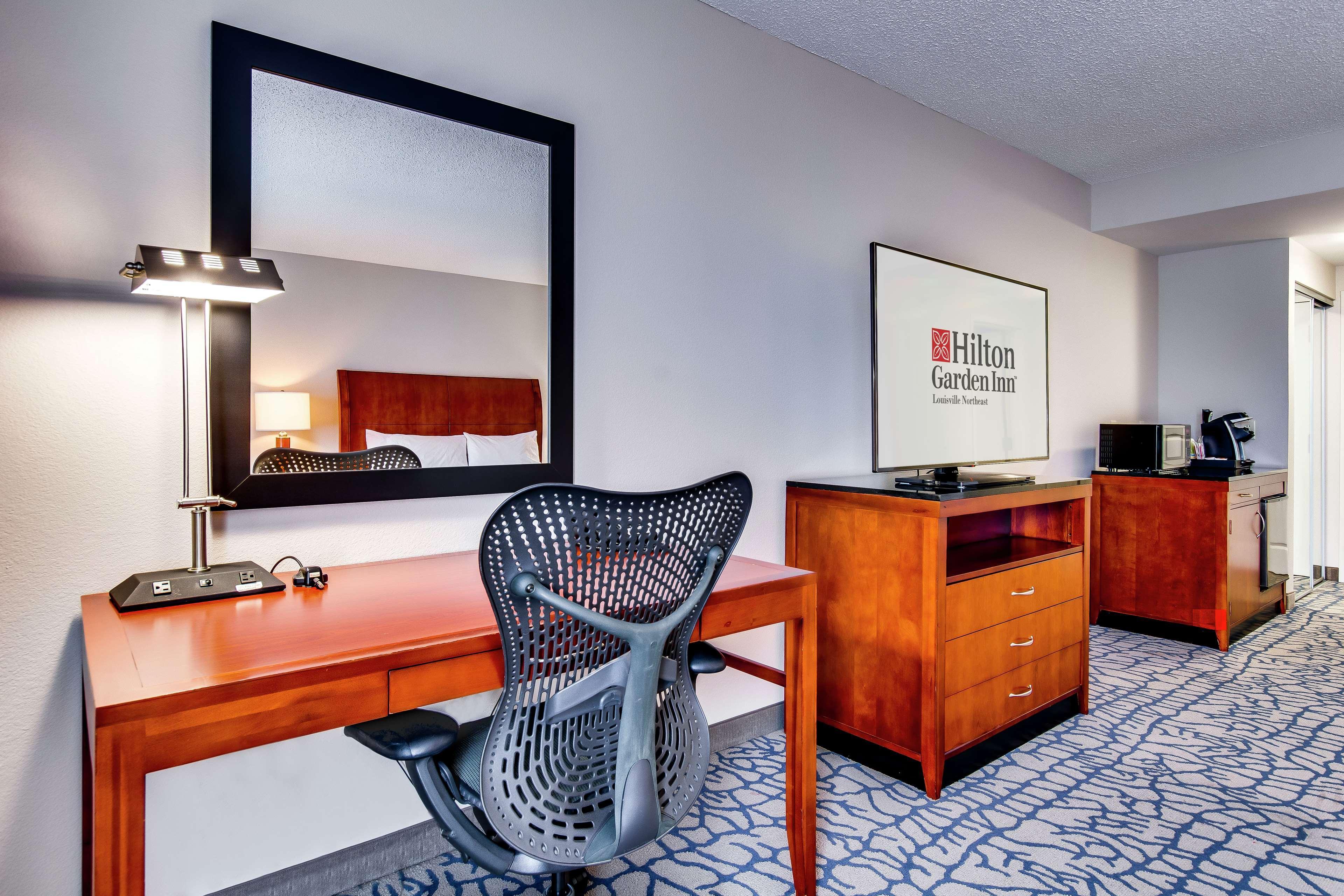Hilton Garden Inn Louisville-Northeast Экстерьер фото